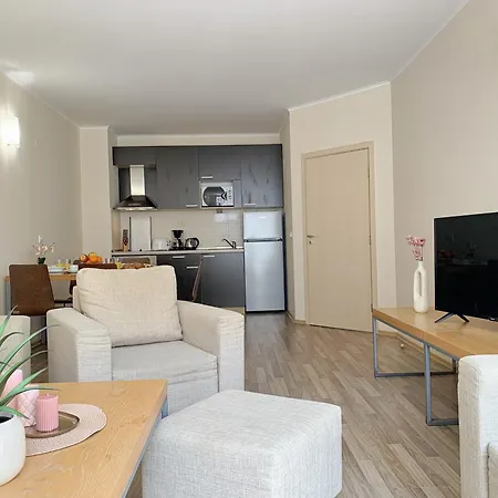 Beachfront Sea View & 5 Swimming Pools Apartman Obzor
