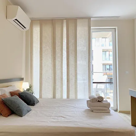 Beachfront Sea View & 5 Swimming Pools Apartman Obzor
