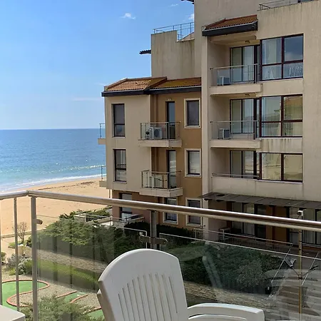 Beachfront Sea View & 5 Swimming Pools Обзор