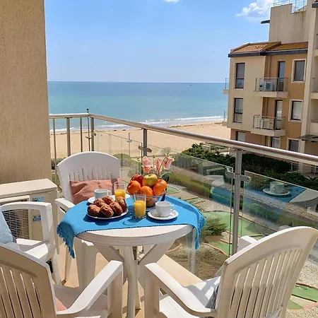 Beachfront Sea View & 5 Swimming Pools Apartman Obzor