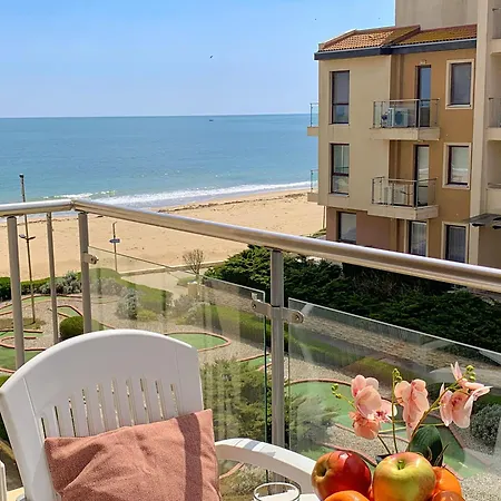 Beachfront Sea View & 5 Swimming Pools Apartman Obzor