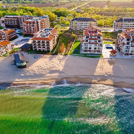Beachfront Sea View & 5 Swimming Pools Apartman