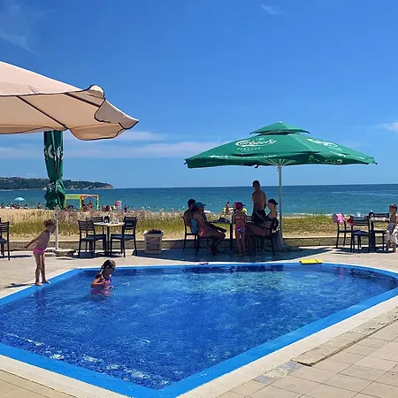 Beachfront Sea View & 5 Swimming Pools Обзор